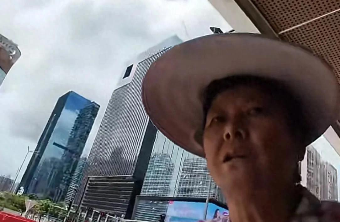 女子外卖代送被大妈抢单，手臂被掐伤！是个惯犯，年纪大管不了  第1张