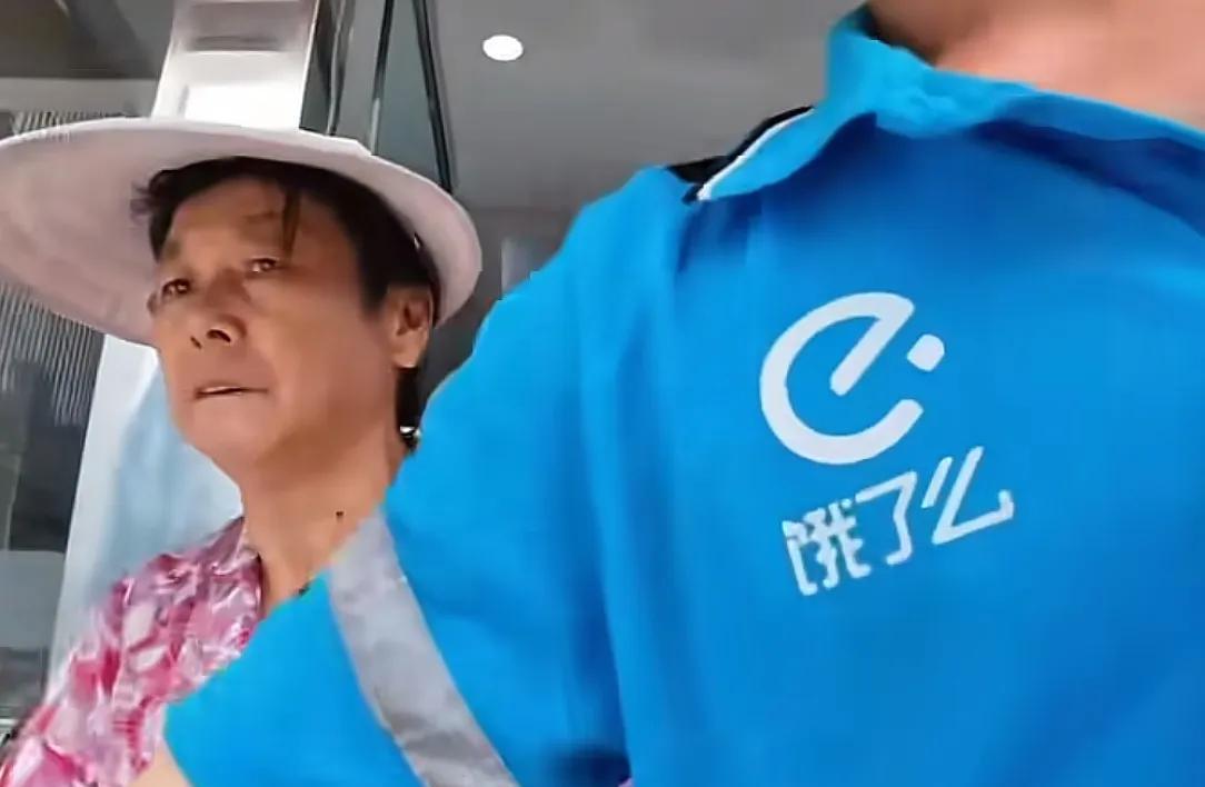 女子外卖代送被大妈抢单，手臂被掐伤！是个惯犯，年纪大管不了  第2张