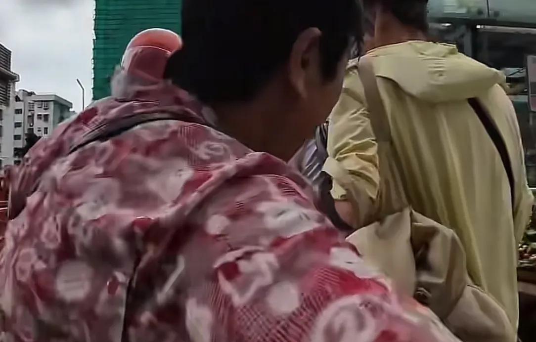 女子外卖代送被大妈抢单，手臂被掐伤！是个惯犯，年纪大管不了  第3张