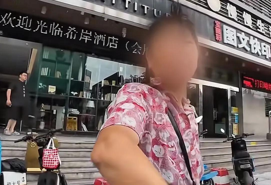 女子外卖代送被大妈抢单，手臂被掐伤！是个惯犯，年纪大管不了  第4张