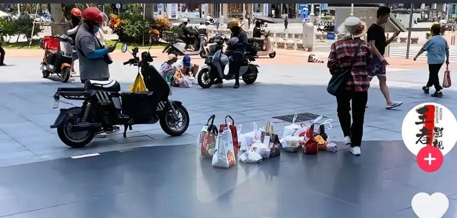 女子外卖代送被大妈抢单，手臂被掐伤！是个惯犯，年纪大管不了  第12张