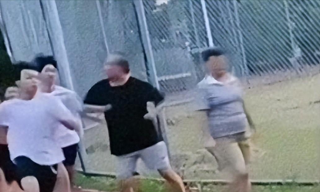 老人恶意肘击跑步学生，正脸曝光嘴脸狰狞丑恶，对准孩子胸口下手  第1张