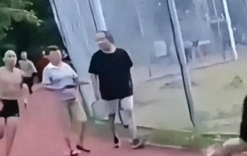 老人恶意肘击跑步学生，正脸曝光嘴脸狰狞丑恶，对准孩子胸口下手  第3张