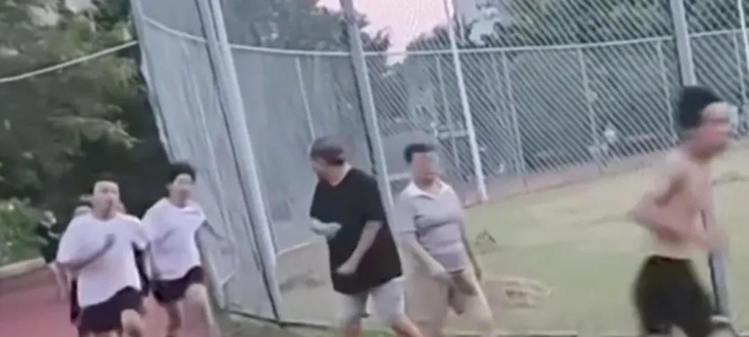 老人恶意肘击跑步学生，正脸曝光嘴脸狰狞丑恶，对准孩子胸口下手  第4张