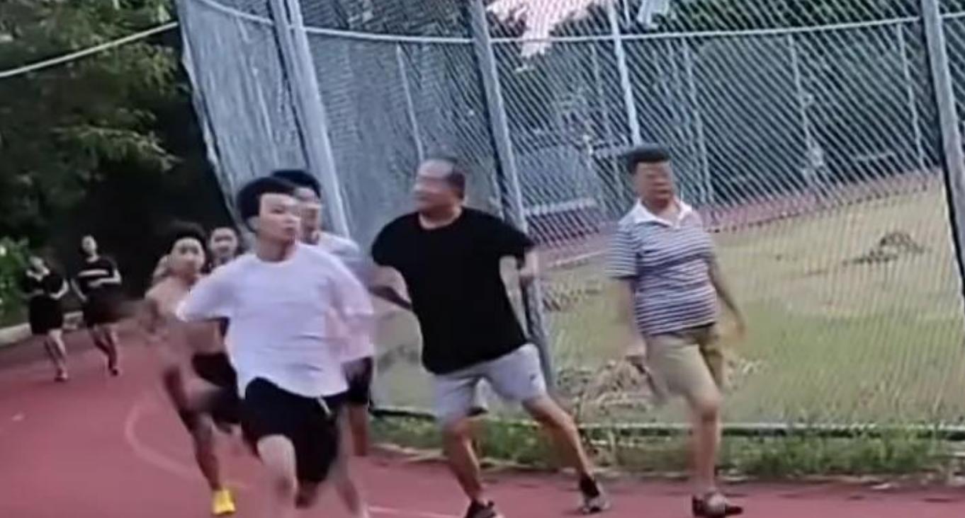 老人恶意肘击跑步学生，正脸曝光嘴脸狰狞丑恶，对准孩子胸口下手  第5张