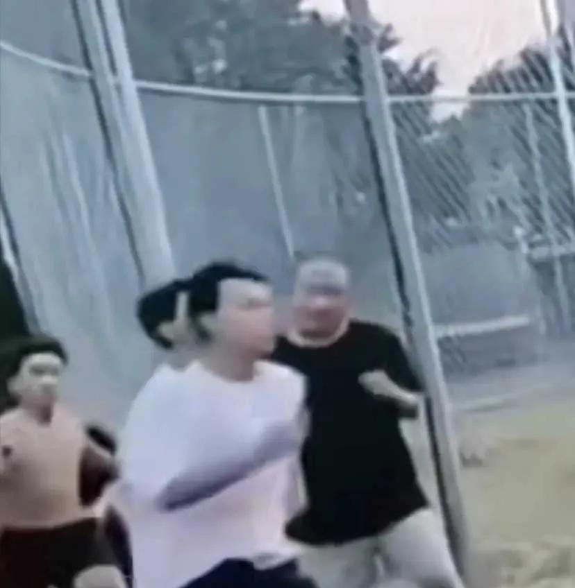 老人恶意肘击跑步学生，正脸曝光嘴脸狰狞丑恶，对准孩子胸口下手  第6张