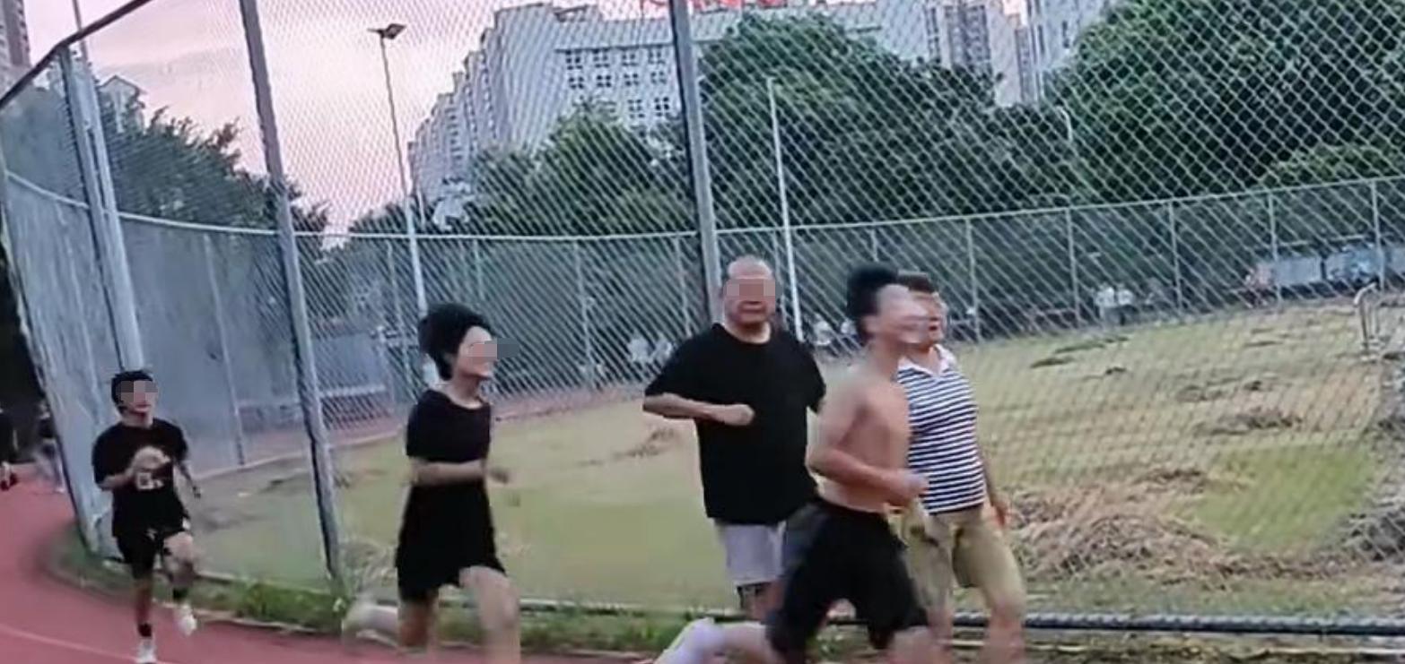 老人恶意肘击跑步学生，正脸曝光嘴脸狰狞丑恶，对准孩子胸口下手  第8张