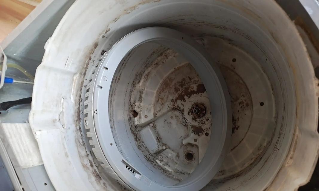 揭秘波轮洗衣机内部污垢清洗方法（如何彻底清洁波轮洗衣机隐藏污垢）  第3张