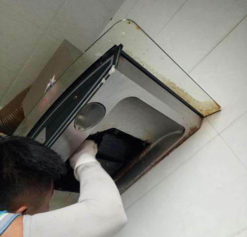 如何正确清洗油烟机（有效清洁油烟机的方法与注意事项）  第3张