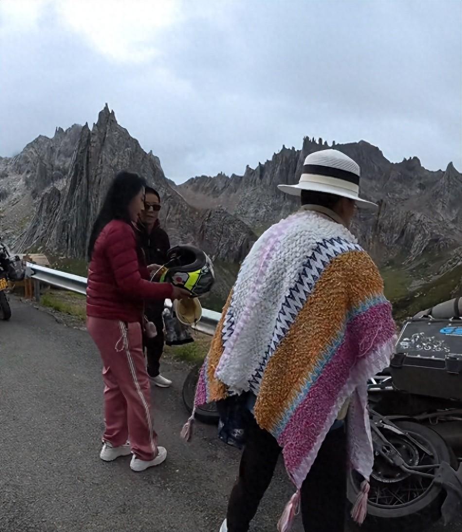 东北大妈进藏旅游，私自骑路边价值20万摩托，翻车后逃逸拉黑车主  第1张