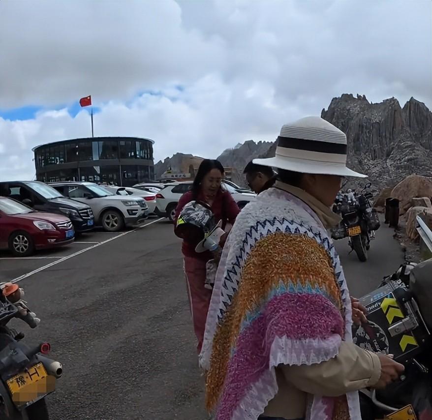 东北大妈进藏旅游，私自骑路边价值20万摩托，翻车后逃逸拉黑车主  第5张