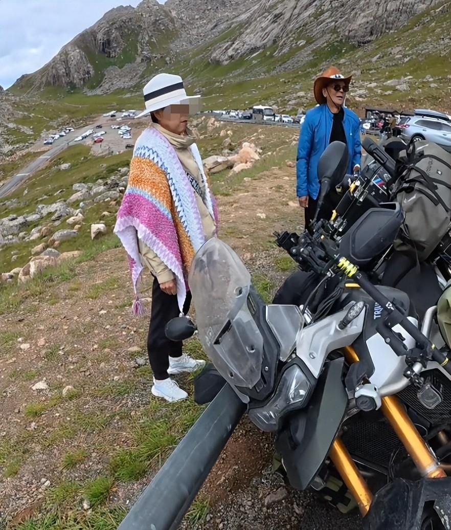 东北大妈进藏旅游，私自骑路边价值20万摩托，翻车后逃逸拉黑车主  第6张