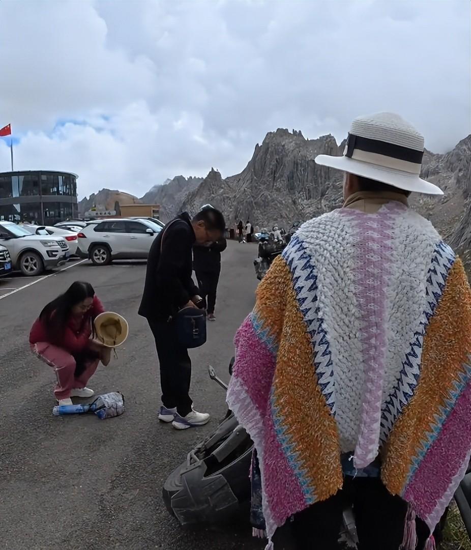 东北大妈进藏旅游，私自骑路边价值20万摩托，翻车后逃逸拉黑车主  第7张