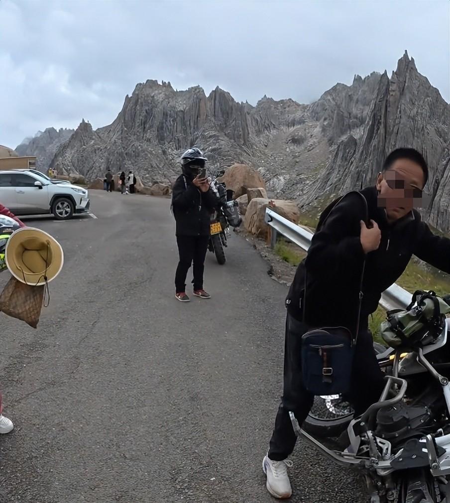 东北大妈进藏旅游，私自骑路边价值20万摩托，翻车后逃逸拉黑车主  第9张