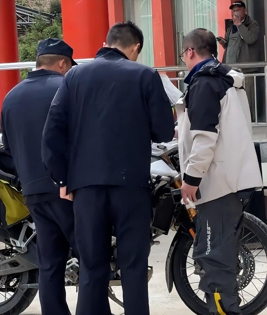 东北大妈进藏旅游，私自骑路边价值20万摩托，翻车后逃逸拉黑车主  第19张