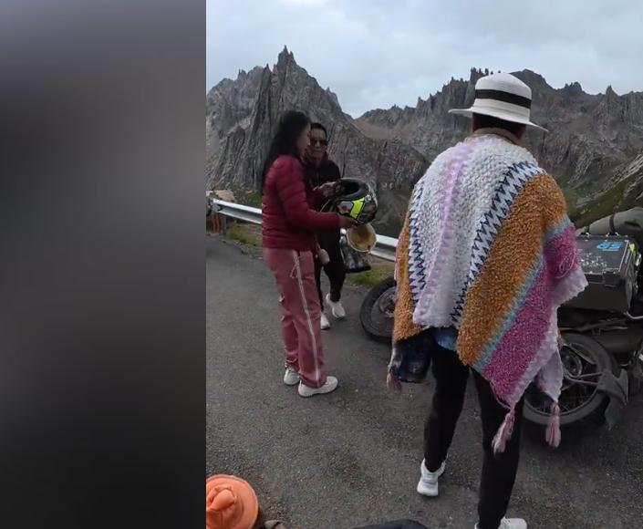东北大妈进藏旅游，私自骑路边价值20万摩托，翻车后逃逸拉黑车主  第22张