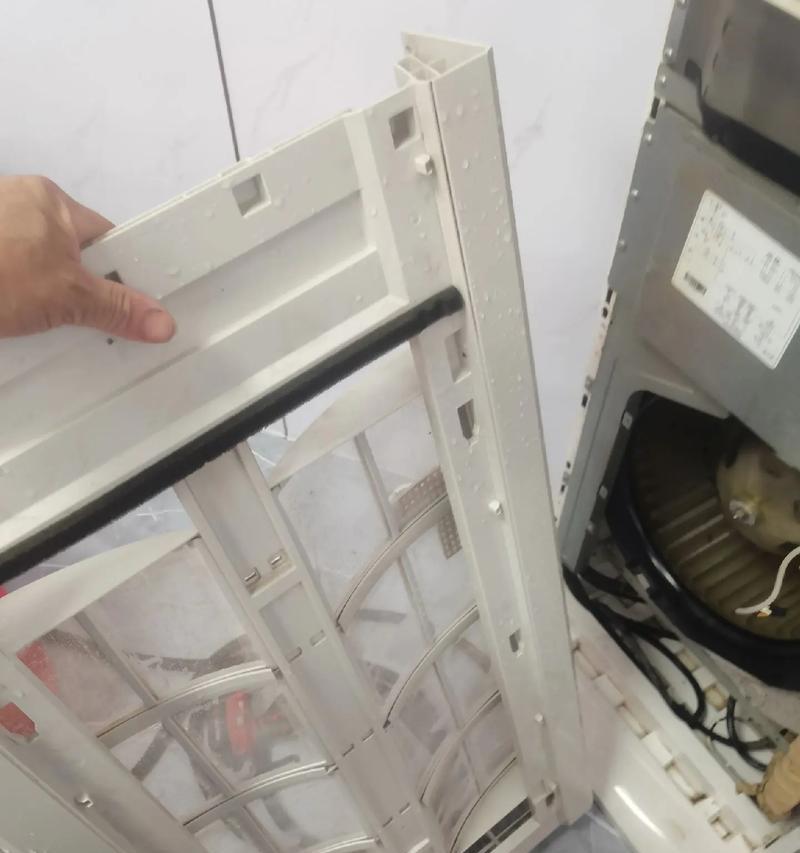 空调柜机的拆装和清洗方法（简单易行的清洗技巧及注意事项）  第1张