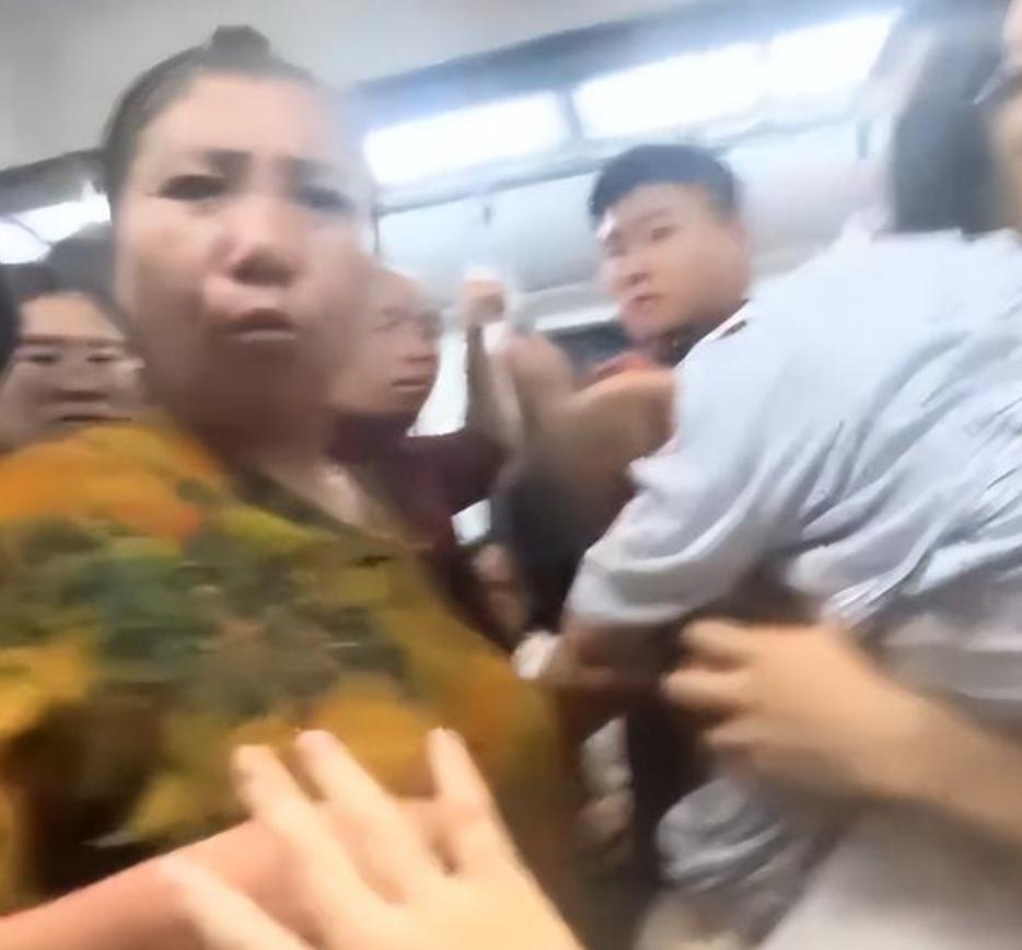 女生拒让座被大妈殴打后续:家属拒道歉，嚣张嘴脸曝光，警方介入  第2张