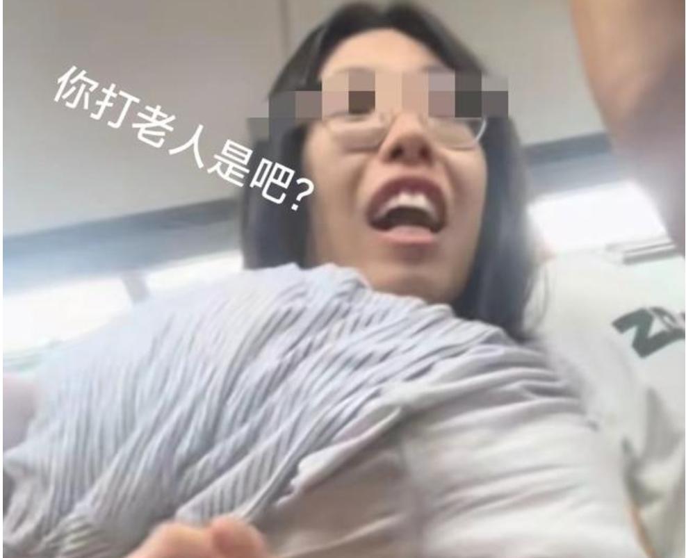 女生拒让座被大妈殴打后续:家属拒道歉，嚣张嘴脸曝光，警方介入  第3张