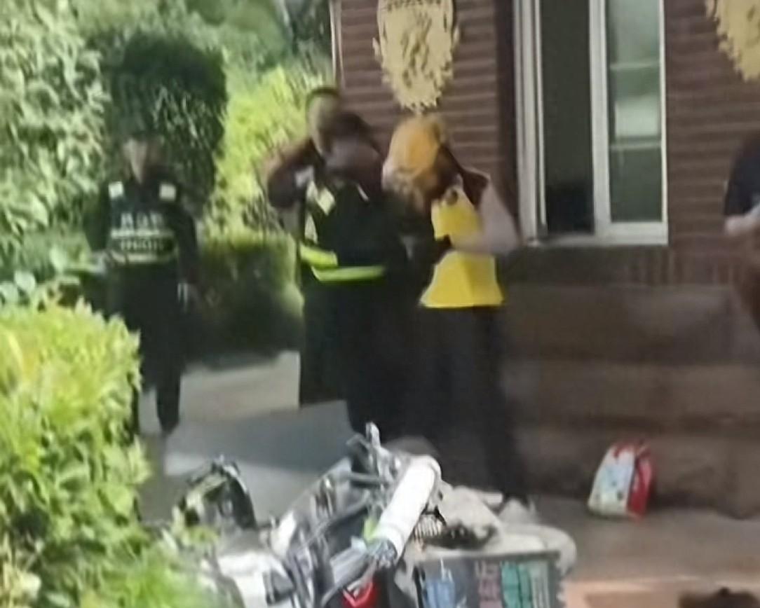 上海保安打外卖员续！原因曝光，双方和解，物业:涉事保安已劝退  第1张