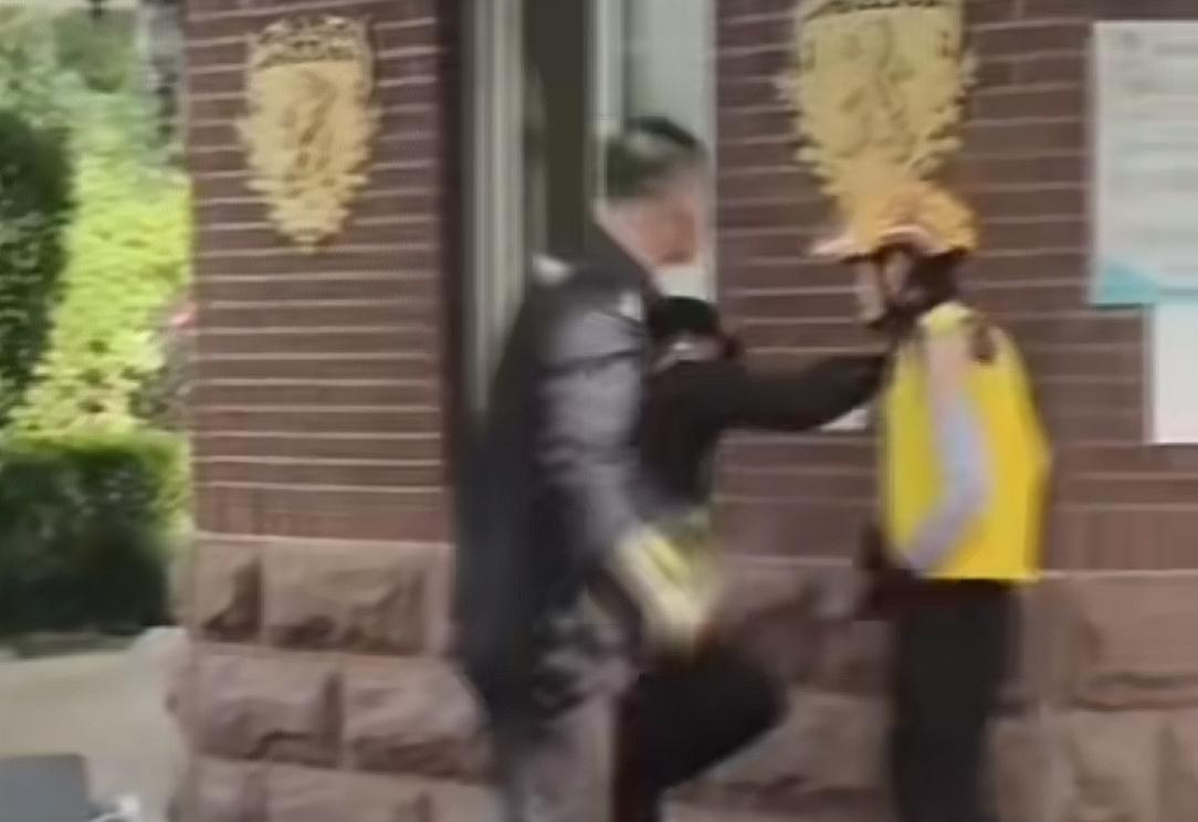 上海保安打外卖员续！原因曝光，双方和解，物业:涉事保安已劝退  第2张